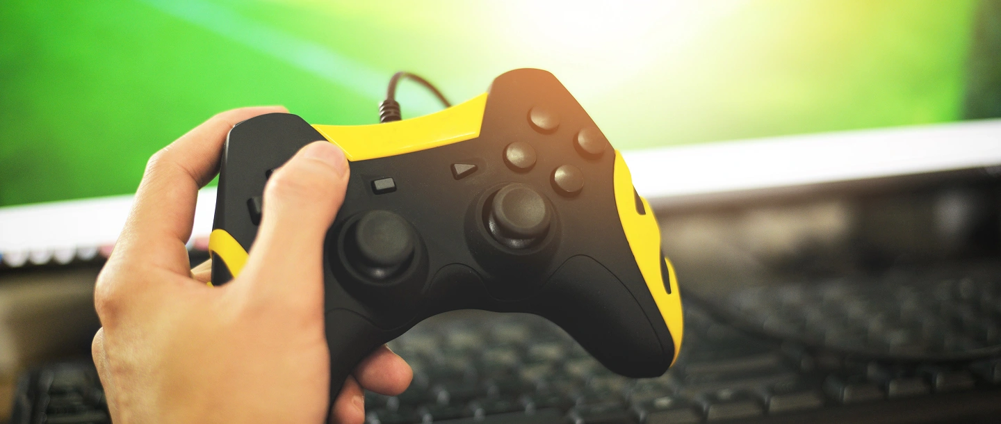 gracz i facet z kontrolerem z gamepadem i joystickiem w dłoni